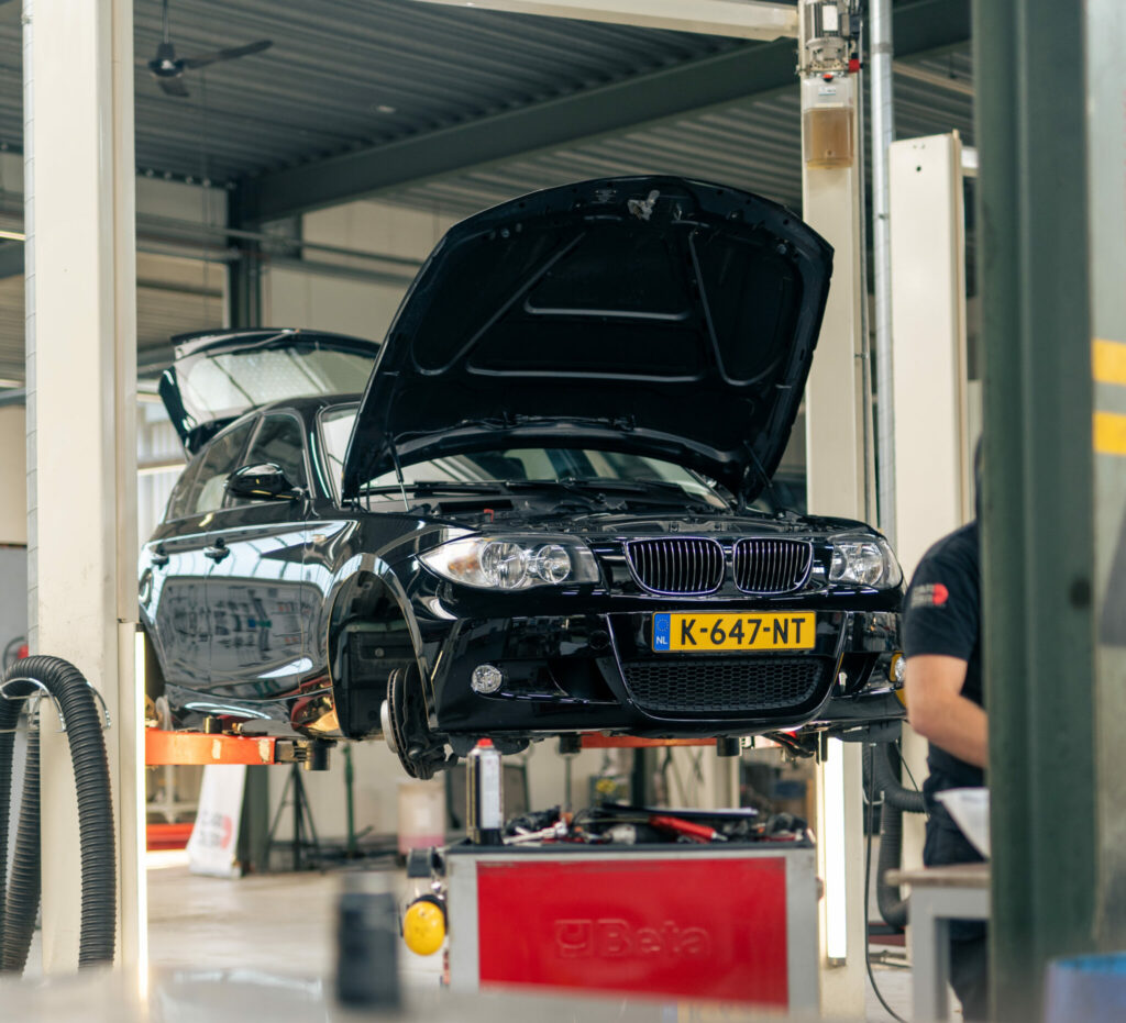 BMW-reparatie in de garage op de brug 