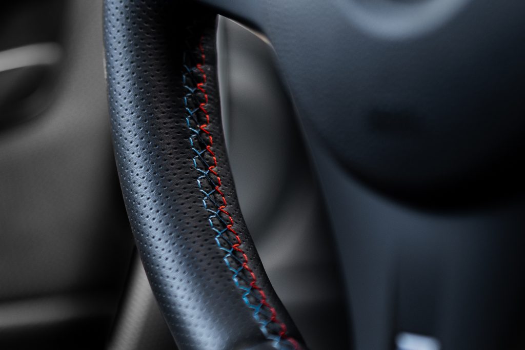 Detail van de bekleding en stiksels van een BMW stuur