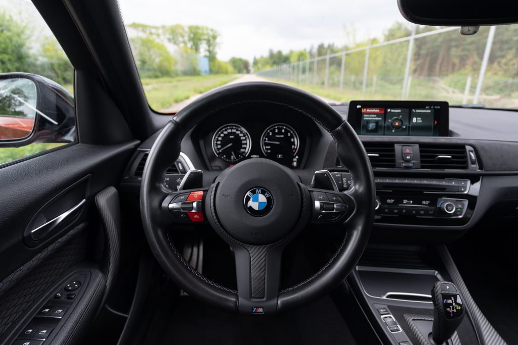 Vooraanzicht van een BMW M Sport stuur met leren bekleding en zichtbare stiksels