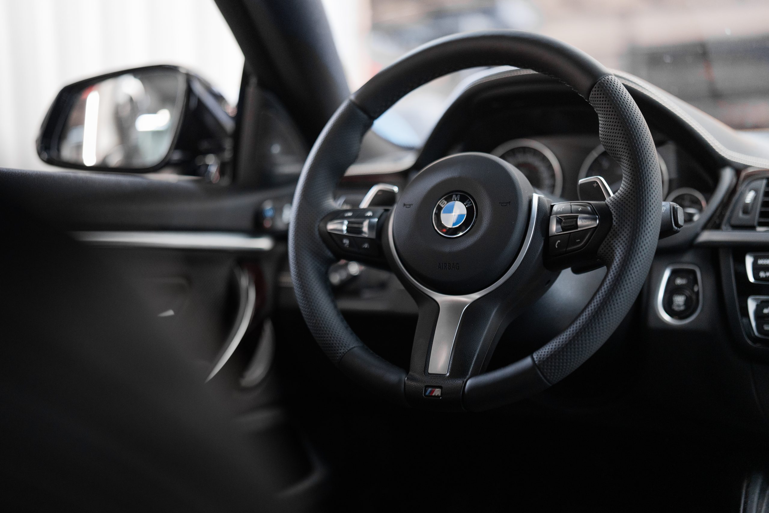 BMW M Sport stuur met glad en geperforeerd leer in het interieur