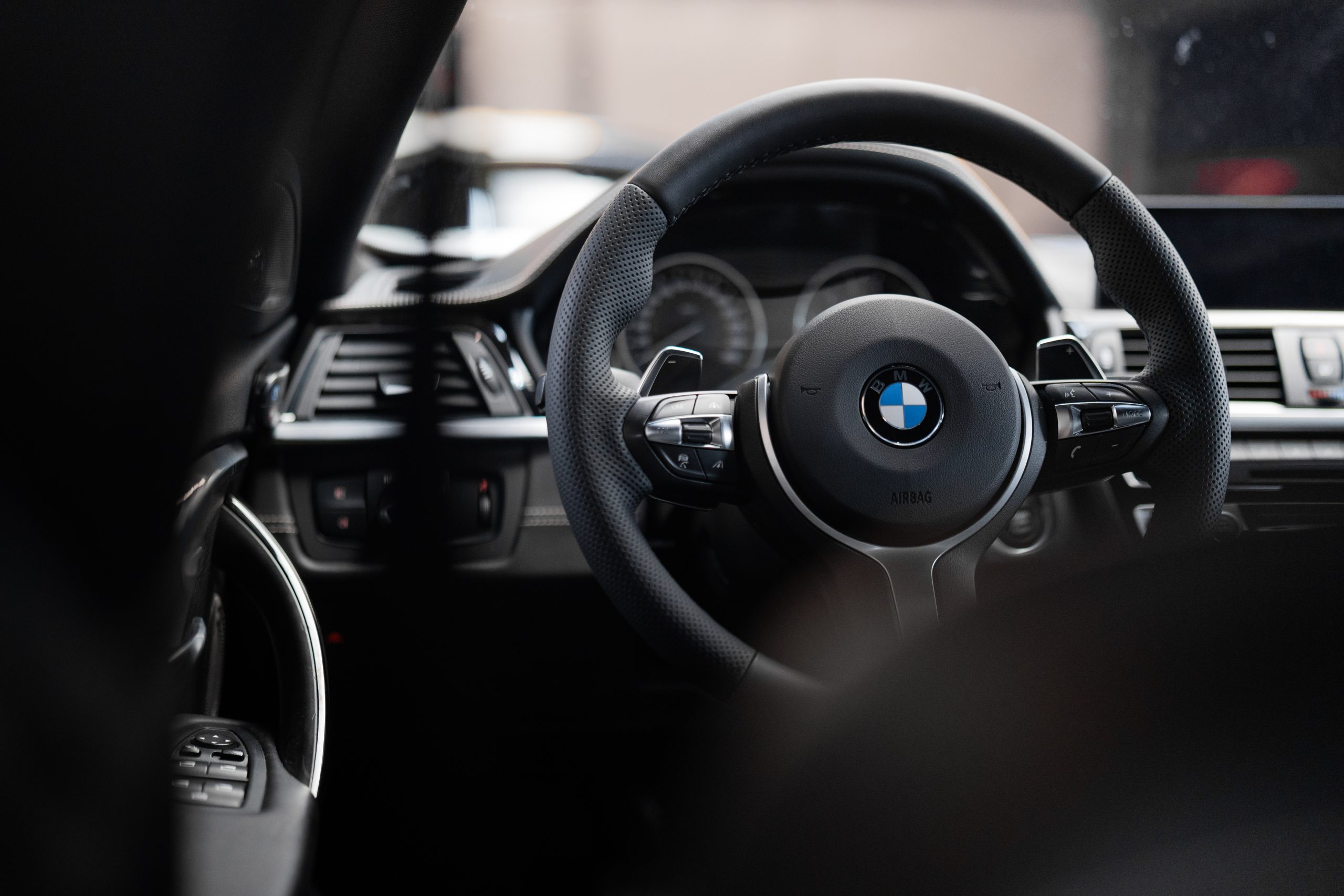 BMW stuur met glad leer bovenaan en geperforeerde zijkanten