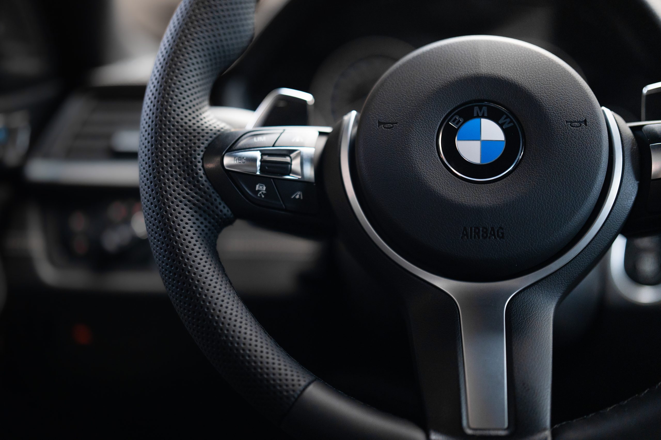 BMW stuur met een combinatie van glad en geperforeerd leer