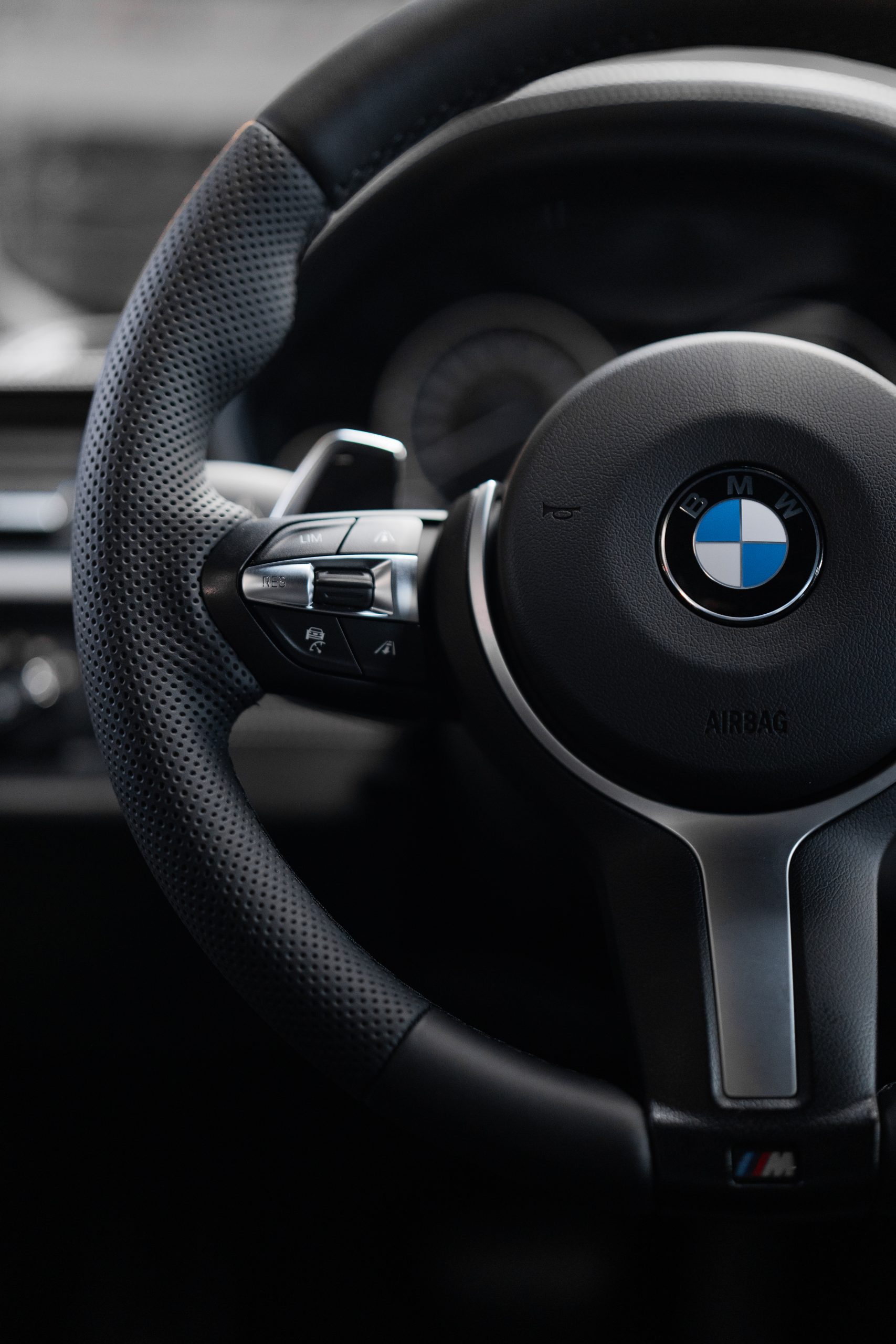 Close-up van geperforeerd leer aan de zijkant van een BMW stuur